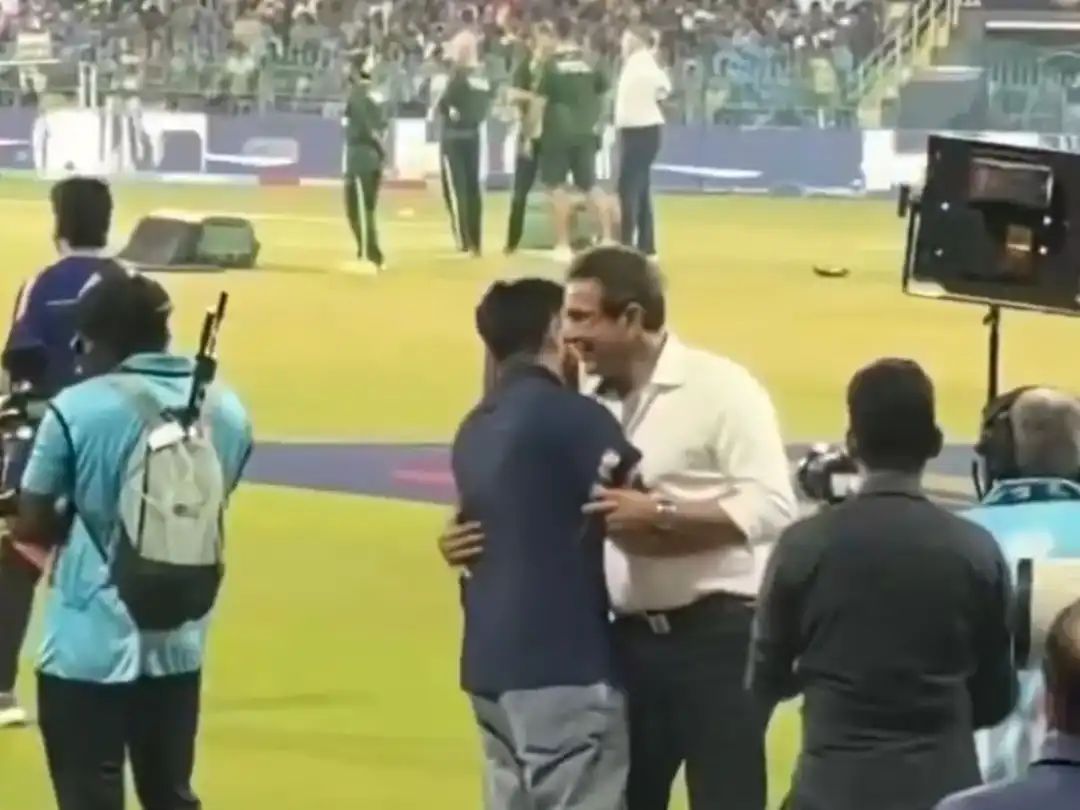 கிரிக்கெட்டில் எதற்கு அரசியல்..? “நீங்க கைகுலுக்கலன்னா நான் கட்டிபிடிப்பேன்”.. மைதானத்திலேயே வாசிம் அக்ரமை கட்டியணைத்த ரோகித் சர்மா… நெகிழ்ச்சி வீடியோ…!!