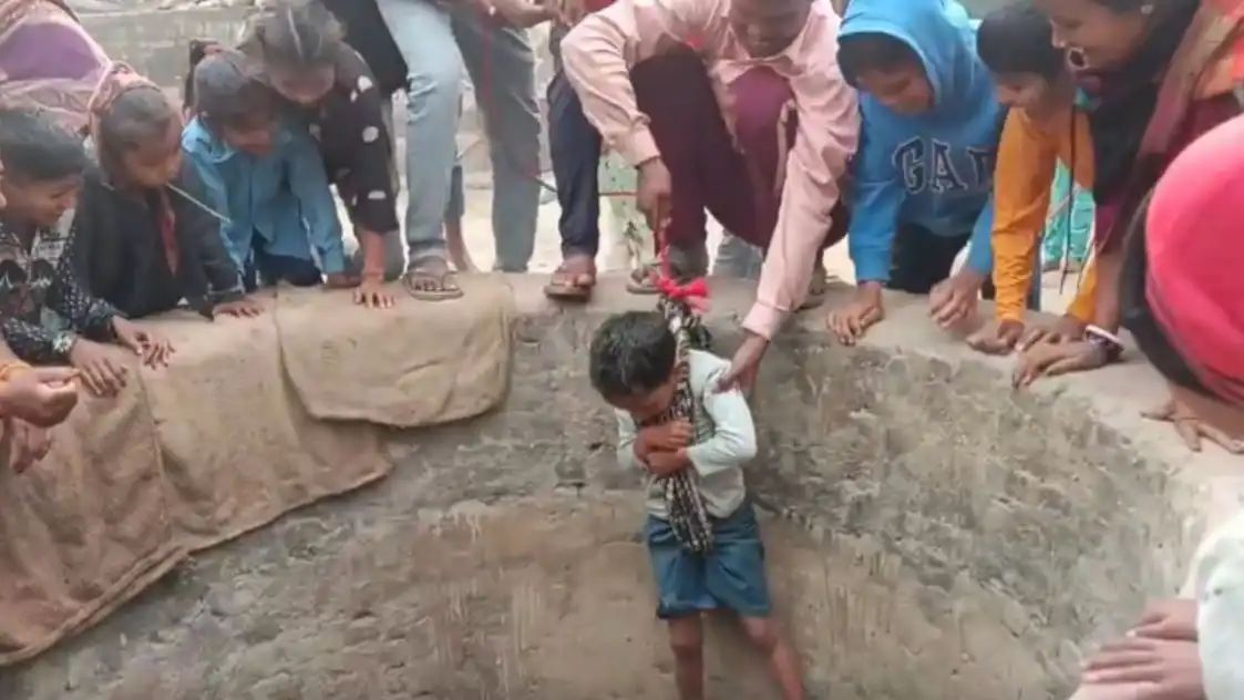 “இவங்களுக்கு அறிவு இருக்கா இல்லையா?” குழந்தைய கயிறு கட்டி கிணற்றில் இறக்கிய மக்கள்…. வைரலாகும் பகீர் வீடியோ….!!