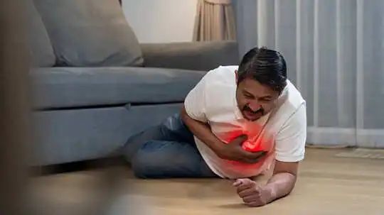 தனியா இருக்கும்போது ‘ஹார்ட் அட்டாக்’ வந்தா….மொதல்ல இதை பண்ணுங்க…. உயிரைக் காக்கும் அந்த ‘6 ஸ்டெப்ஸ்’ இதோ….!!