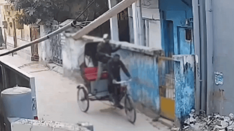 “ஒரு ரிக்ஷாவுக்காக இப்படியா?” – பின் மண்டையிலேயே சுத்தியலால் அடித்த கொடூரம்…. பதற வைக்கும் வீடியோ….!!