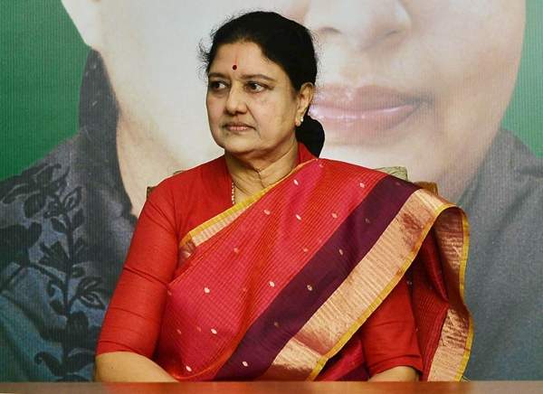 “மக்களுக்கு என்னைத் தெரியும்” – ஸ்டாலினுக்கும் எடப்பாடிக்கும் விடுத்த சவால்.. சசிகலாவின் புதிய கட்சி அறிவிப்பால் ஏற்பட்ட அதிரடி திருப்பம்‌..!!