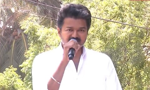 கொளத்தூரில் இப்படியா..? “வெறும் 2 நிமிஷம்தான்”… முதல்வர் தொகுதியில் முடித்துக் கொண்ட விஜய்… தவெகவின் பகீர் குற்றச்சாட்டு…!!