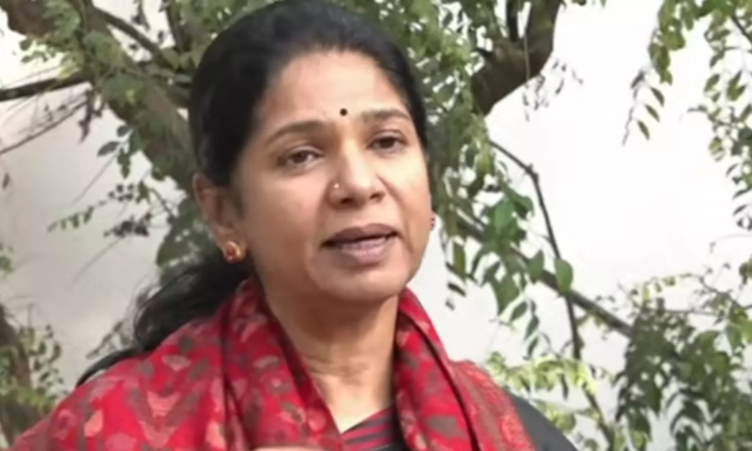 தமிழ்நாட்டையே உலுக்கிய மாணவி கொலை வழக்கு… ஆறுதல் கூறச் சென்ற கனிமொழியை சூழ்ந்து கொண்டு உறவினர்கள்… தூத்துக்குடியில் பரபரப்பு…!!!