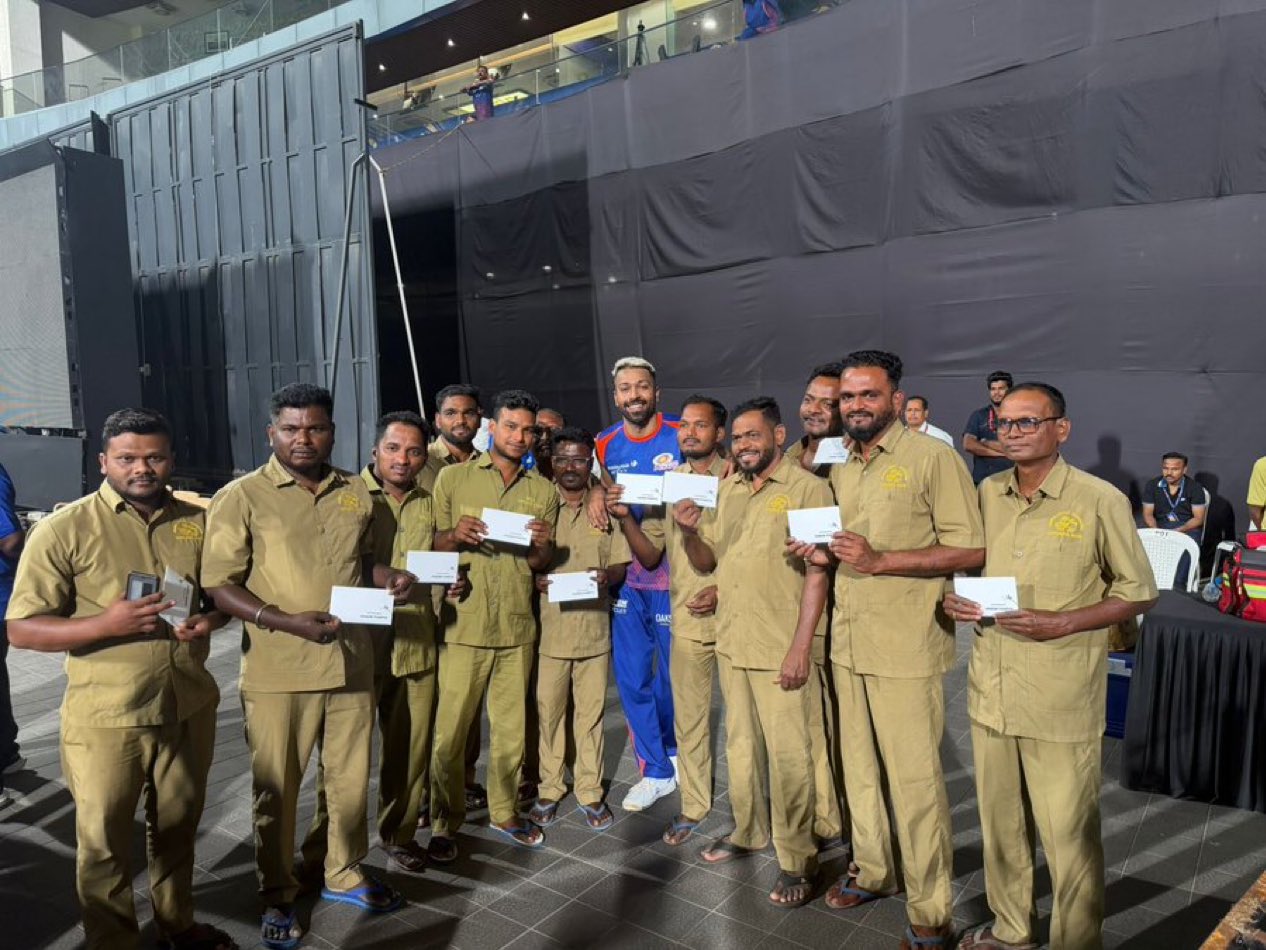 நீங்க சொக்க தங்கம் தான்…! ஒவ்வொரு ஊழியருக்கும் ரூ.10 லட்சம் பரிசு வழங்கிய பாண்டியா… நெகிழ்ந்து போன ரசிகர்கள்… இந்த மனசு தான் கடவுள் என பாராட்டு…!!