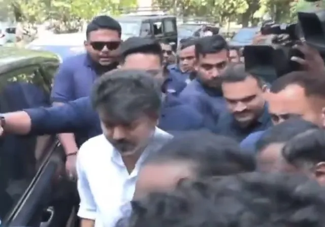 “தலைமைச் செயலகத்தில் தள்ளுமுள்ளு!”.. விஜய் வருகையால் திணறிய கோட்டை.. கூட்ட நெரிசலில் காவலருக்கு ‘ நேர்ந்த கதி..  தொண்டர்கள் செய்த செயலால் பெரும் பரபரப்பு..!!