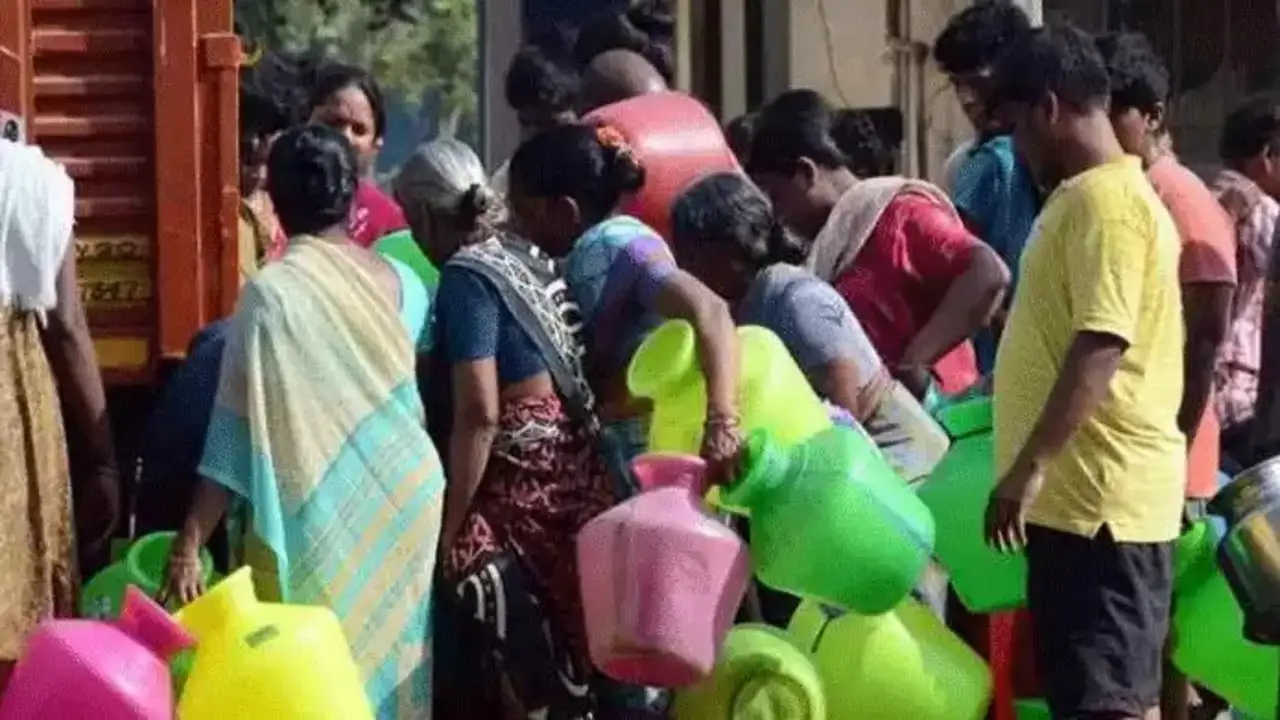 அடுத்தடுத்த வீடு.. தீராத பகை.. தண்ணீர் பிடிப்பதில் தகராறு… கம்பியால் ஓங்கி அடித்துக் கொன்ற இளைஞர்… அதிர்ச்சி சம்பவம்…!!!
