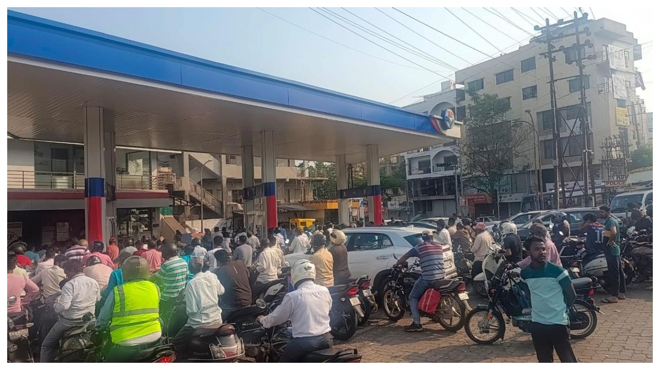 பெட்ரோல் பங்குகளில் முண்டியடிக்கும் மக்கள்… வதந்தியா? உண்மையா?… அசாமில் தீயாய் பரவும் செய்தி… பின்னணி என்ன….?