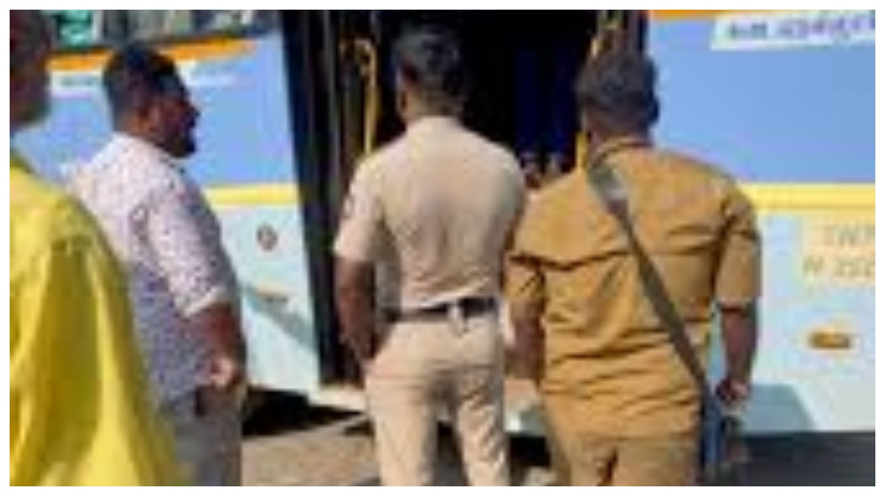 டிக்கெட் கேட்டது ஒரு குத்தமா?… ஓடும் பேருந்தில் நடத்துனருக்கு நேர்ந்த கதி – பதறவைக்கும் பின்னணி…!!!