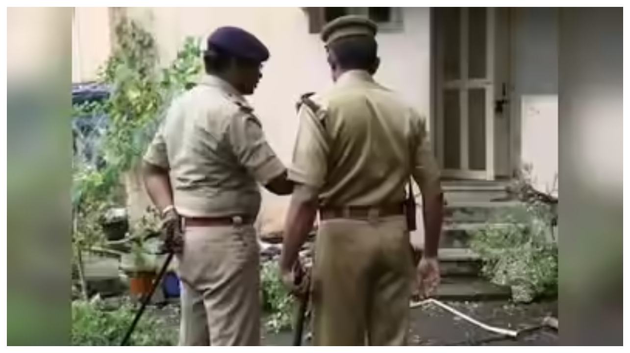 காதலித்த மகளை கழுத்தை நெரித்துக் கொலை செய்த குடுப்பம்… போலீசில் புகார் அளித்துவிட்டு நாடகமாடிய பெற்றோர்.. சிக்கியது எப்படி? – பகீர் பின்னணி…!!!