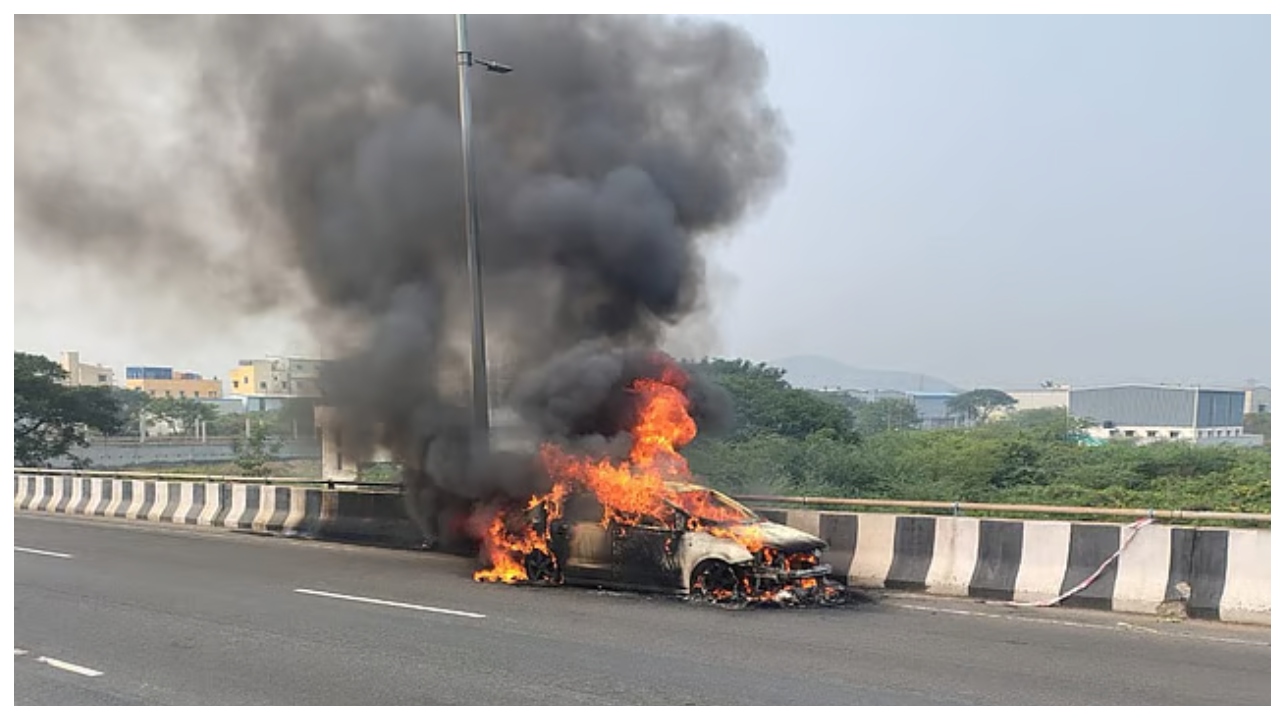 காலையிலேயே தமிழகத்தை உலுக்கிய விவகாரம்..! காரில் எரிந்த நிலையில் 4 பேர் பிணங்கள்… புதிய தகவல் வெளியாகி அதிர்ச்சி..!!!