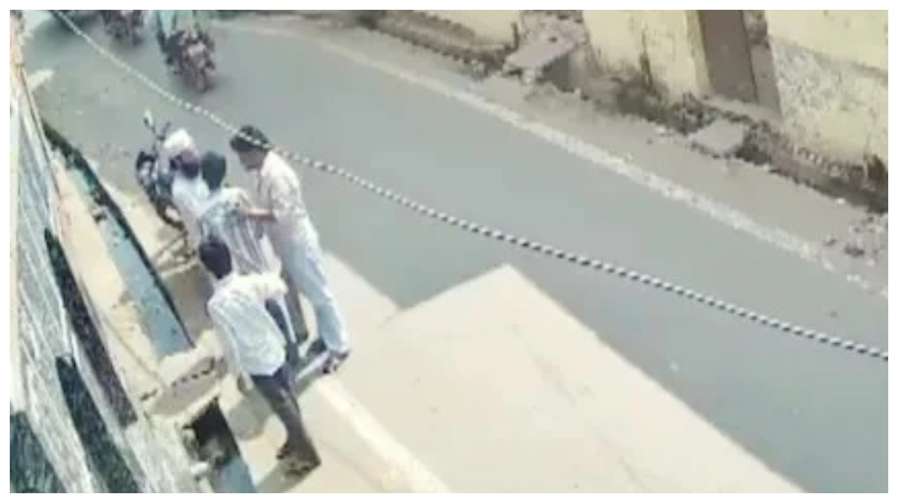 மசூதியில் தொழுகை முடிந்து திரும்பிய முதியவர் மீது தாக்குதல்… திட்டமிடப்பட்ட சதியா அல்லது தனிப்பட்ட பகையா?… வைரலாகும் வீடியோ..!!!