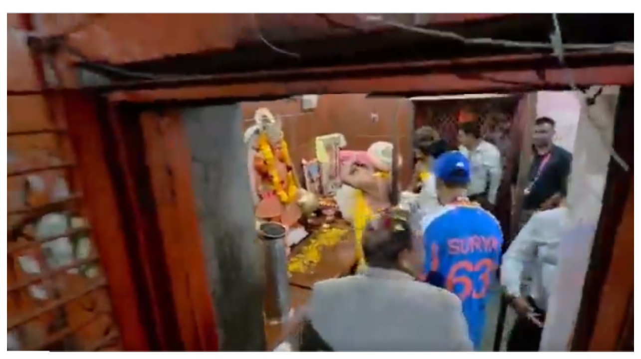 “மைதானத்தில் அதிரடி, கோவிலில் பக்தி!”.. உலகக் கோப்பை வெற்றியின் மகிழ்ச்சியை இறைவனுக்கு நன்றி செலுத்தி கொண்டாடிய சூர்யகுமார் யாதவ்… வைரலாகும் வீடியோ…!!!