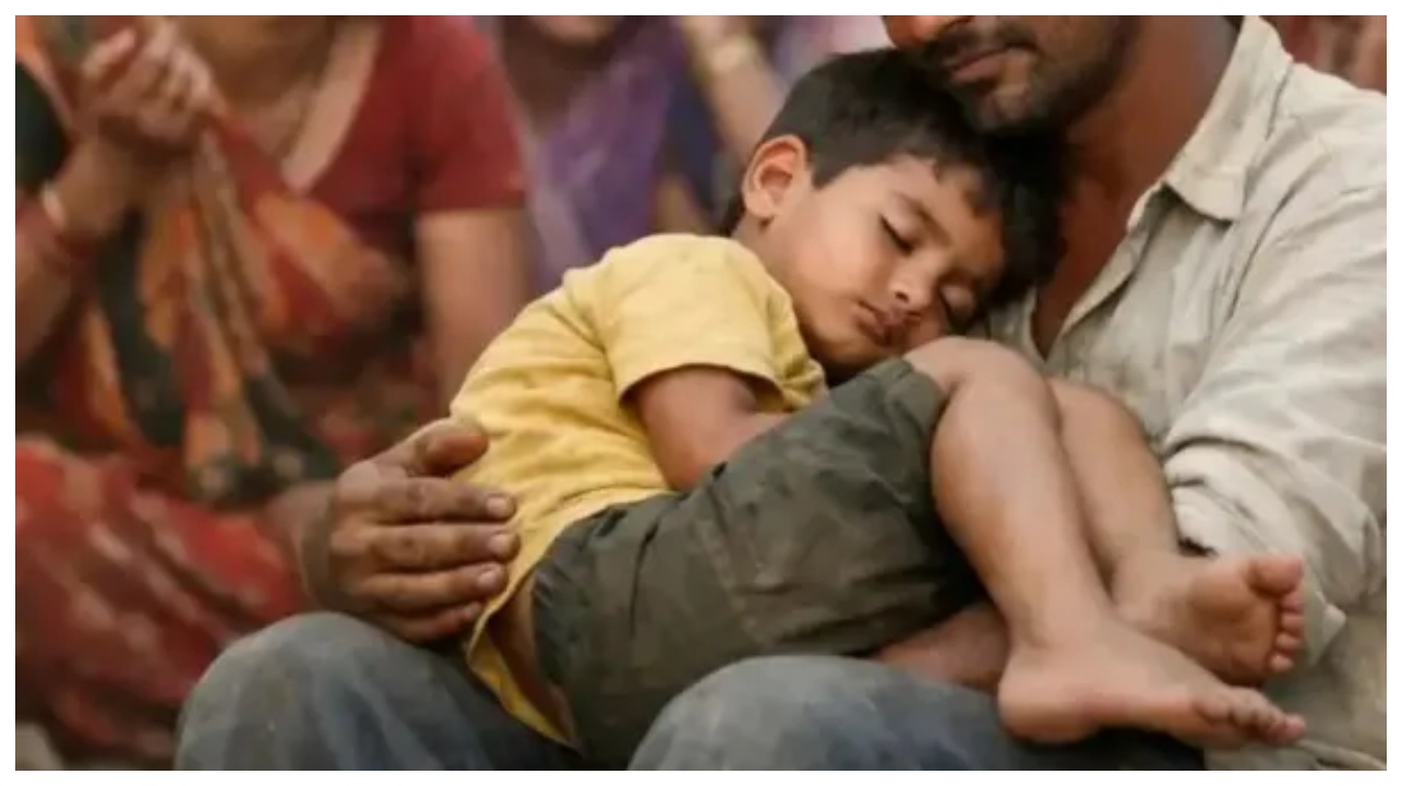 “எங்களை விட்டுப் போகாதே”… இப்படி ஒரு பாசமா?… தாத்தாவின் சிதையில் பேரனின் உடலும் எரியும் துரதிர்ஷ்டவசமான காட்சி…!!!