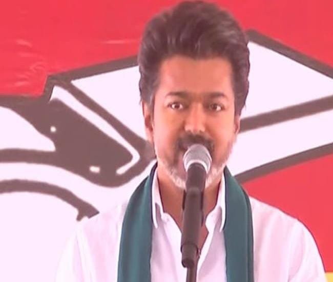 Breaking: தவெக கூட்டத்தில் பச்சை துண்டுடன் மாஸ் என்டரி கொடுத்த விஜய்… என்ன காரணம்?… நெகிழ்ச்சியில் தொண்டர்கள்…!!!