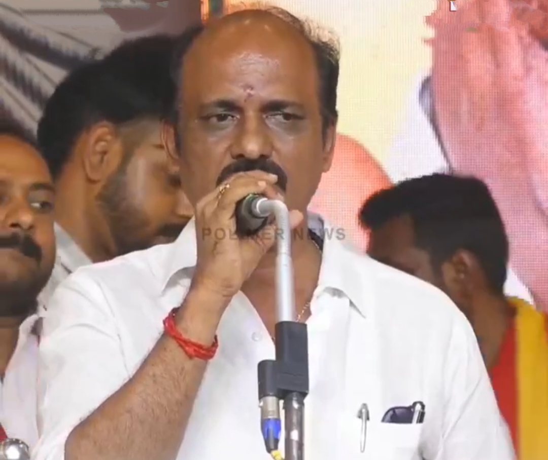 விஜய் கட்சியில் வெடித்தது ‘ரஜினி’ மோதல்.. மேடையிலேயே ஆதவ் அர்ஜுனாவிடம் மல்லுக்கட்டிய தவெக நிர்வாகி.. “தலைவரைப் பற்றி பேசினால் விடமாட்டேன்!” – அதிரடிப் பேச்சு..!!