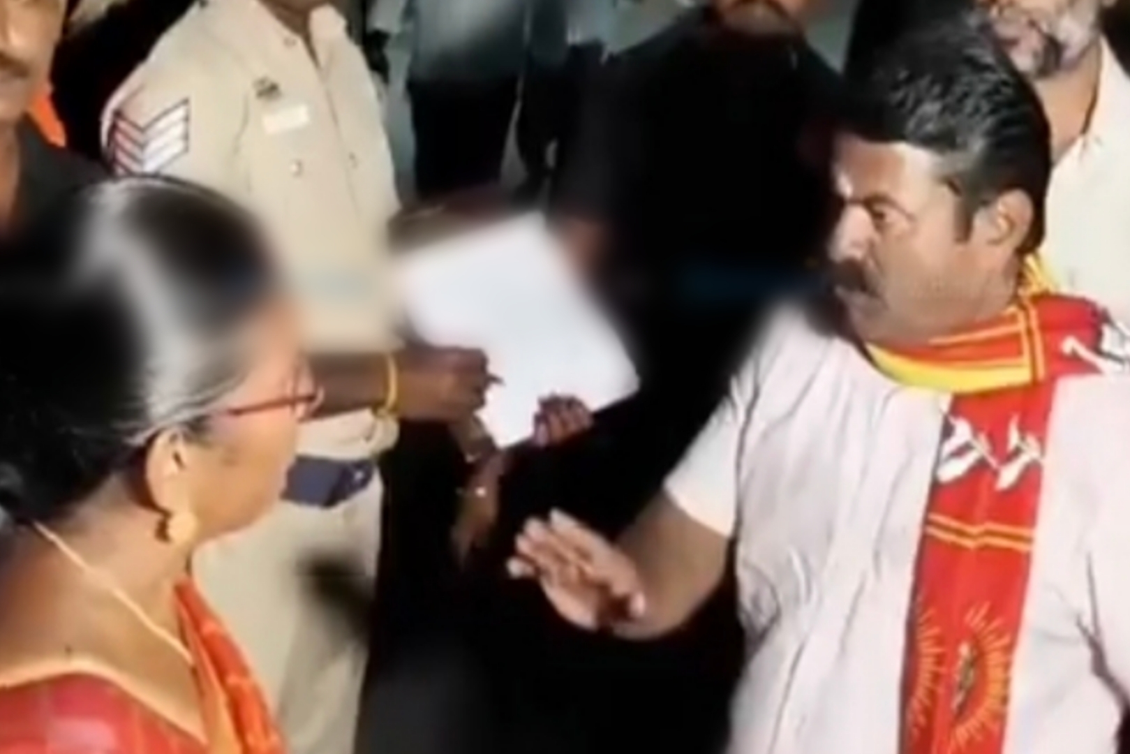 காரை மறித்து சோதனையிட்ட பறக்கும் படை…. “ஸ்டாலின், எடப்பாடி காரை செக் பண்ணுவீங்களா?” வாக்குவாதத்தில் ஈடுபட்ட சீமான்….!!