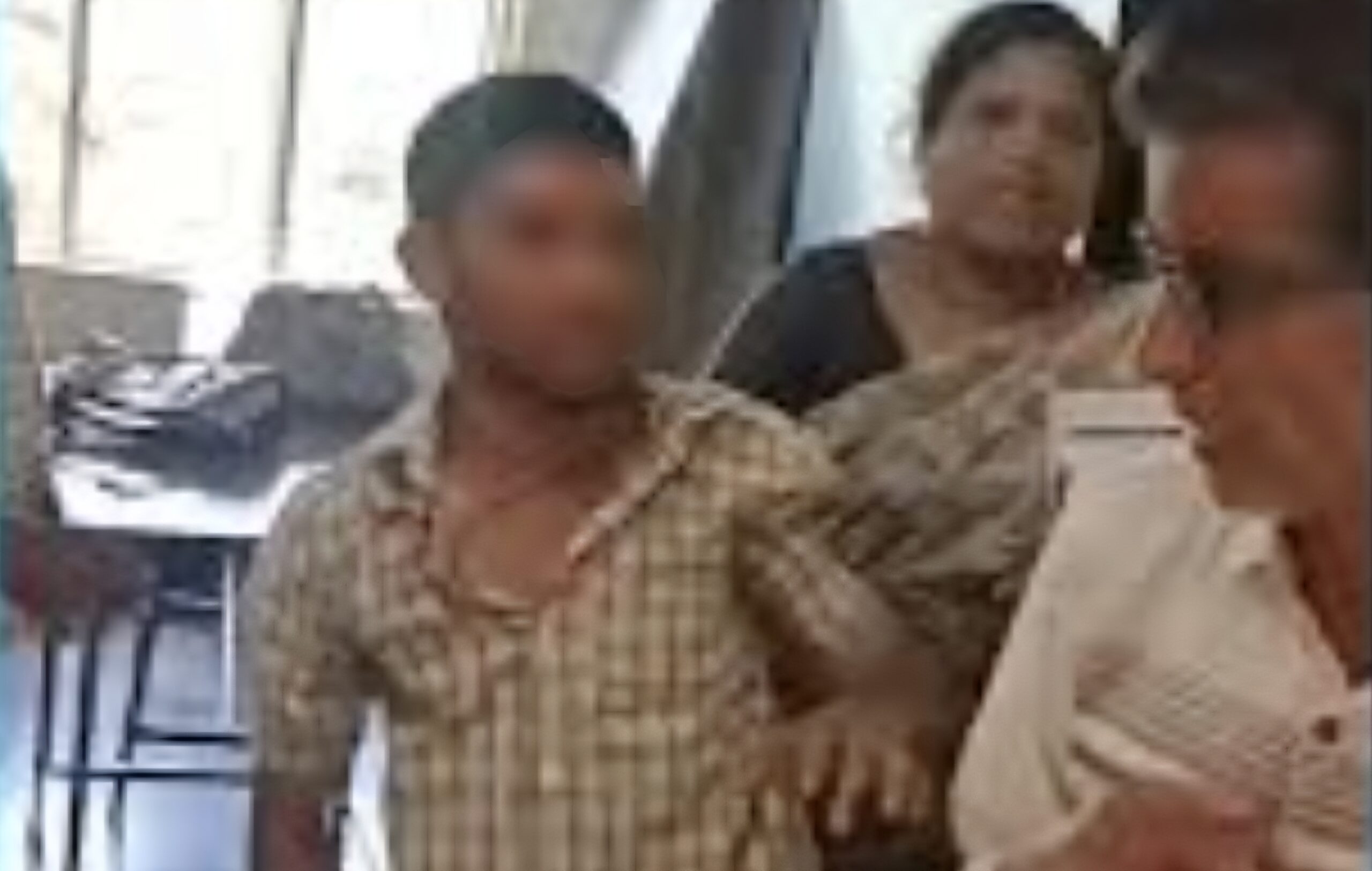 “தம் அடிக்காதனு சொன்னது தப்பா?” லேப் அசிஸ்டெண்ட்டுக்கு விழுந்த அடி…. ஷாக்கிங் வீடியோ….!!