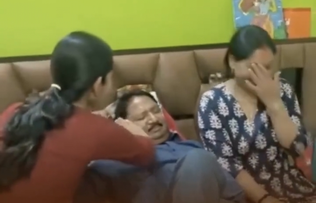 “நான் ஜெயிச்சிட்டேன் அப்பா” இந்தியன் வங்கியில் வேலை கிடைத்த மகள்…. கண் கலங்கிய தந்தை…. வைரலாகும் நெகிழ்ச்சி வீடியோ….!!