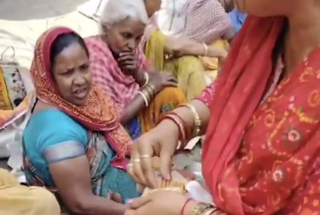“ஒரு பாக்கெட் பிஸ்கட்.. இதுக்கா இவ்வளவு பந்தா?” புகழுக்காக ஏழைகளைப் பயன்படுத்தும் கேவலமான செயல்…. தீயாய் பரவும் வீடியோ….!!