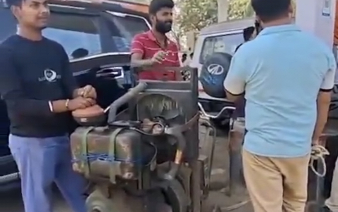 “கேன்ல தரமாட்டீங்களா? இதோ வந்துட்டேன்ல” – பெட்ரோல் பங்கிற்கு ஜெனரேட்டருடன் வந்த இளைஞர்…. வைராகும் வீடியோ….!!