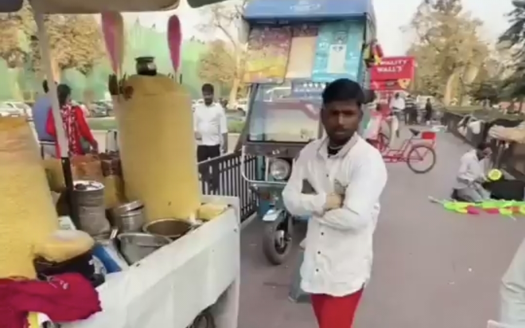 “500 ரூபாய்க்கு ஒரு பிளேட் பெல் பூரியா?” – வெளிநாட்டினரை ஏமாற்ற முயன்ற வியாபாரி…. வசமாக போட்டு கொடுத்தா சாட் ஜிபிடி…. வைரலாகும் வீடியோ….!!