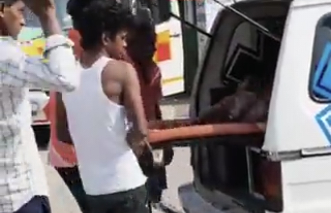 குளிக்க போன நேரத்தில் அவசர அழைப்பு…. பனியனுடன் ஸ்டியரிங் பிடித்த ஆம்புலன்ஸ் டிரைவர்…. நெகிழ வைத்த அந்த காணொளி….!!
