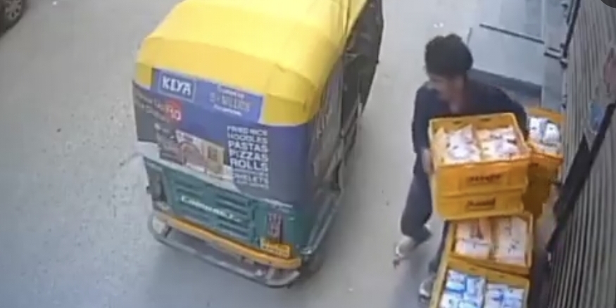 “யாராவது பாப்பாங்கன்னு பயமே இல்லையா?” – பட்டப்பகலில் பால் பாக்கெட்டுகளை திருடி சென்ற ஆட்டோ டிரைவர்…. சிசிடிவியில் சிக்கிய பகீர் காட்சி….!!