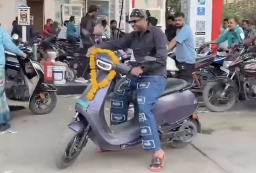 “அஞ்சு நிமிஷம் சார்ஜ் போட்டா போதும்…. ஆனா நீங்க மணி கணக்குல நிக்கணும்” இவி ஸ்கூட்டர் ஓட்டியின் மாஸான ரியாக்‌ஷன்…. வைரலாகும் வீடியோ….!!