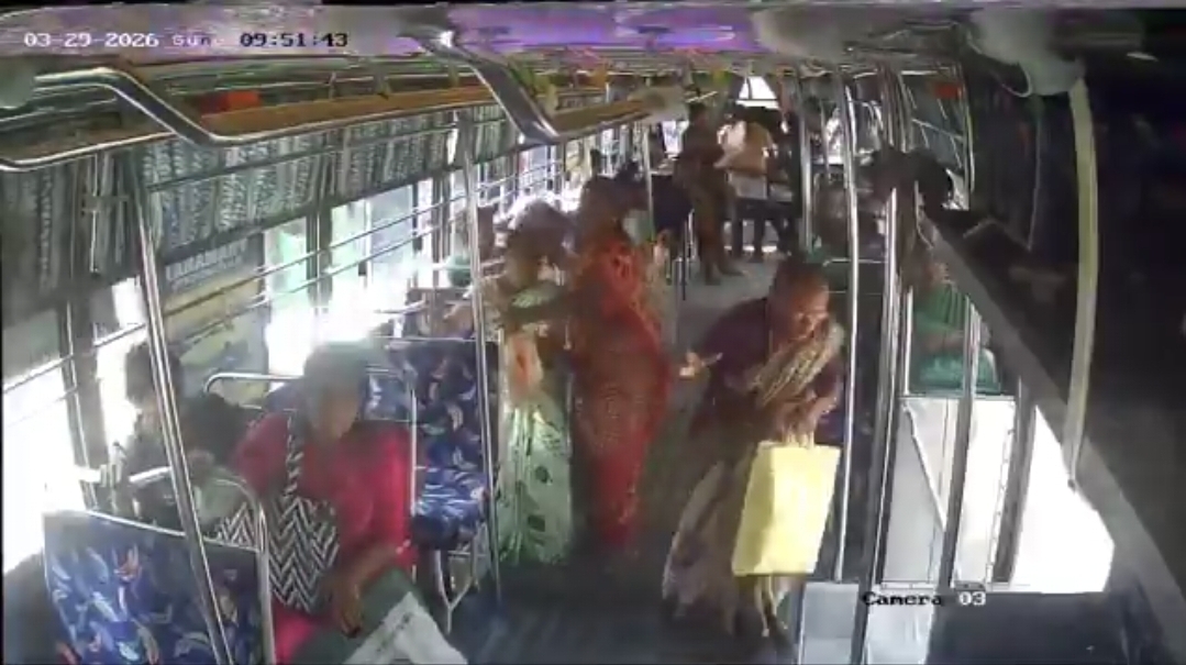 “பஸ்ல போறீங்களா? ஜாக்கிரதை” – சீட் தேடிப் போன பாட்டி…. கதவு இல்லாத பஸ்ஸிலிருந்து தூக்கி வீசப்பட்ட கொடூரம்…. பதற வைக்கும் வீடியோ….!!