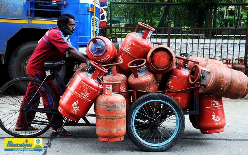 Breaking: இனி 25 நாட்களுக்கு ஒரு முறை மட்டும் தான் புக்கிங்..!  “மருத்துவமனை, கல்வி நிறுவன உணவகங்களுக்கு முன்னுரிமை”… அதிரடி அறிவிப்பு..!!!