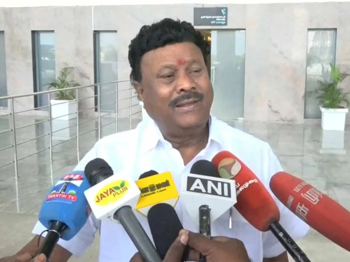 “ஏய் இருய்யா.. கட்சியை விட்டு தூக்க வச்சிருவீங்க போல” நிருபர்களைப் பார்த்து அலறிய திண்டுக்கல் சீனிவாசன்…. வைரலாகும் வீடியோ….!!