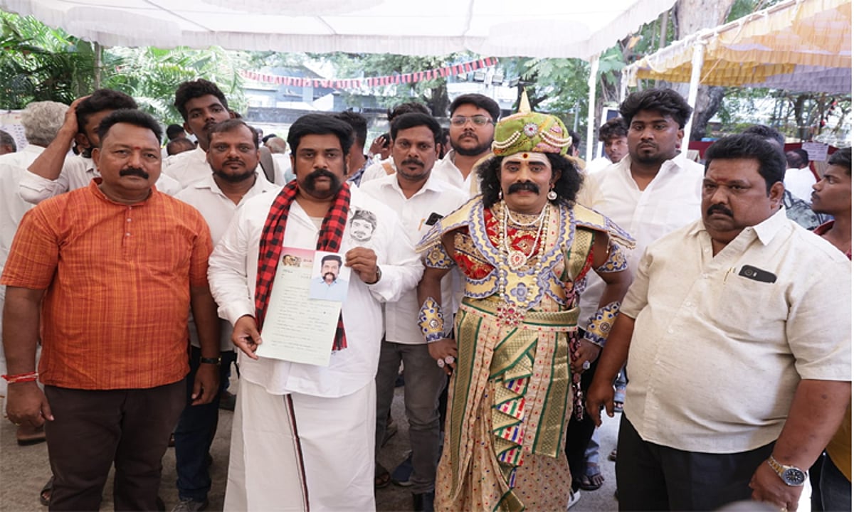 திமுகவில் போட்டியிட முட்டி மோதும் உடன்பிறப்புகள்… கட்டபொம்மன் வேடமணிந்து வந்து மனு அளித்த 8வது வாரிசு…!!!