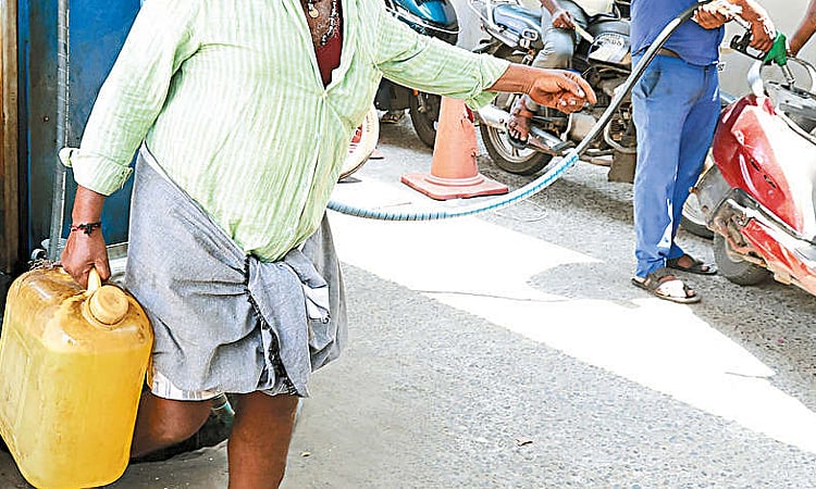 இனி பாட்டில்களில் பெட்ரோல் வழங்கக் கடாது… இந்தியா ஆயுள் நிறுவனம் அதிரடி அறிவிப்பு…!!!