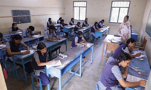 தமிழகத்தில் பொதுத்தேர்வு எழுதும் மாணவர்களுக்கு கூடுதலாக “1 மணி நேரம் வழங்கப்படும்”… யாருக்கு இந்த ஆஃபர் தெரியுமா..? வெளியான முக்கிய அறிவிப்பு..!!!