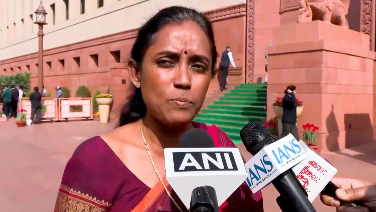 “எங்க உழைப்பை வித்துத் திங்குறாங்க” தொகுதித் தேர்வுல தில்லுமுல்லு நடக்குதா….? காங்கிரஸ் எம்பி ஜோதிமணி ஆவேசம்….!!