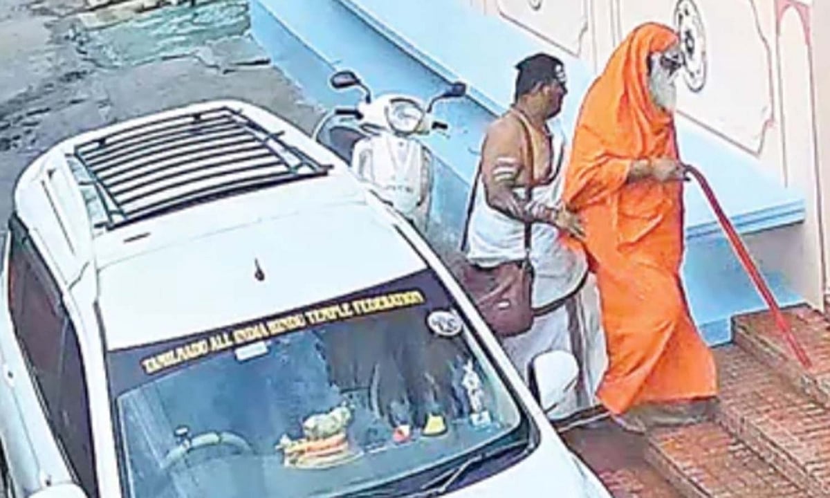 சாபம் விட்டு விடுவோம் என மிரட்டிப் பணம் பறிப்பு…. உடை அணிந்த மர்ம நபர்களின் கைவரிசை… போலீஸ் பிடியில் சிக்கிய 4 பேர்…!!