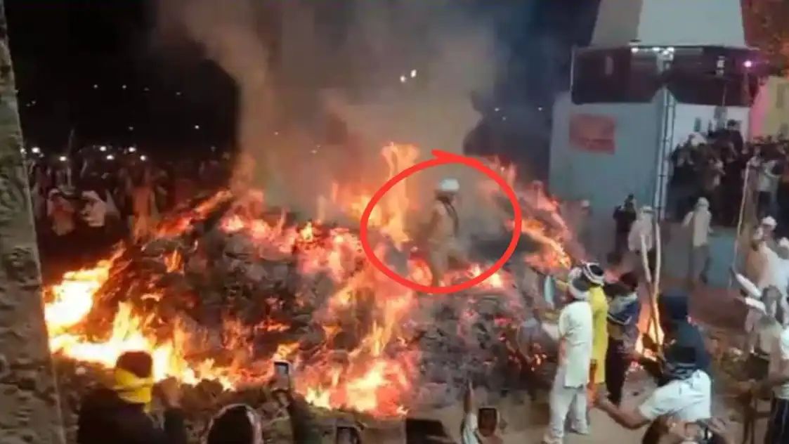 இவர்தான் இந்த காலத்து பிரகலாதனா….? 30 அடி உயர தீப்பிலம்பு – 20 அடி நீளப் பயணம்…. அசால்ட்டாக கடந்து வந்த நபர்….!!