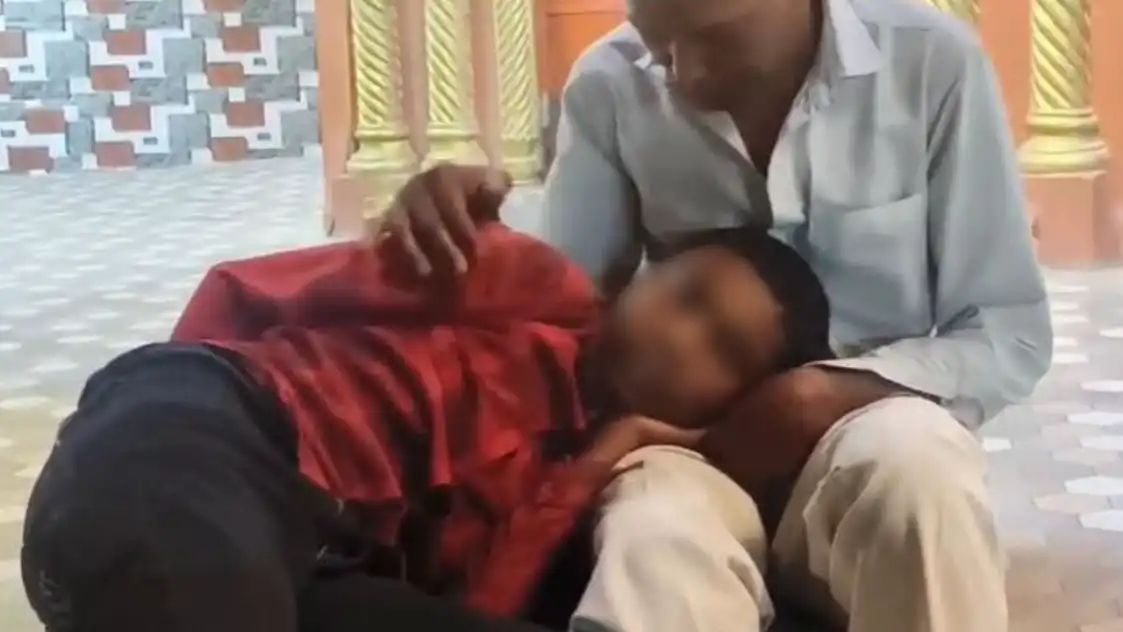 “குரைக்கிறான்…. நாலு கால்ல நடக்குறான்…. கடிக்க வர்றான்” 17 வயது சிறுவனை ஆட்டிப்படைக்கும் ‘ரேபிஸ்’….!!