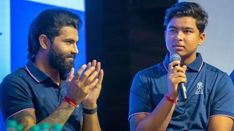 இப்படி கேட்டா 3000 ரன்கள் அடிப்பேன் தான் பதில் சொல்லணும்…! “செய்தியாளரை மடக்கிய வைபவ்”…. சட்டுனு சிரிச்ச ஜடேஜா… இணையத்தை கலக்கும் வீடியோ…!!!