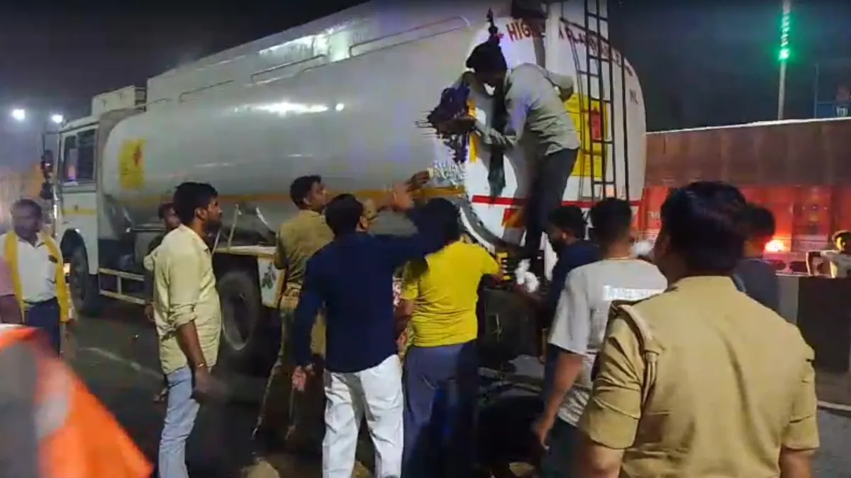 “உயிரை பணயம் வச்சு பெட்ரோல் திருட்டு” ஹைவேயில் நடந்த விபத்து…. மக்கள் கூட்டம் செய்த காரியத்தைப் பாருங்கள்….!!
