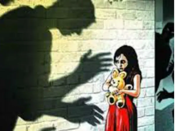 சாக்லேட் ஆசை காட்டி கடத்தல்… 4 வயது சிறுமியை பாலியல் வன்கொடுமை செய்த காமக் கொடூரன்…. உயிரே போயிடுச்சு…. அதிர்ச்சி சம்பவம்…!!!