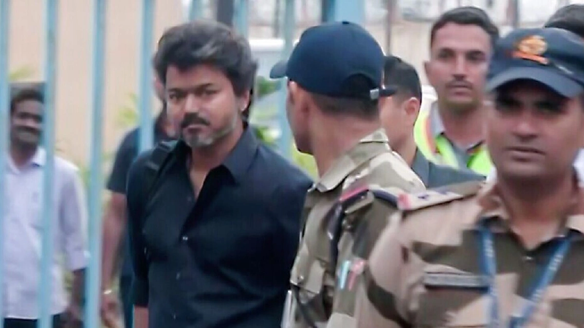 “விஜய் பையில் கத்தரிக்கோலா?”.. ஏர்போர்ட்டில் நடந்த ஷாக் சோதனை…கரூரைத் தொடர்ந்து டெல்லியில் அடுத்த அதிரடி..!!!