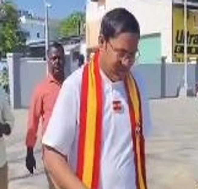 “தொண்டர்கள் எங்கே?”… திருத்தணி தவெக வேட்பாளர் சத்யகுமாருக்கு நேர்ந்த தர்மசங்கடம்! உட்கட்சிப் பூசலா?