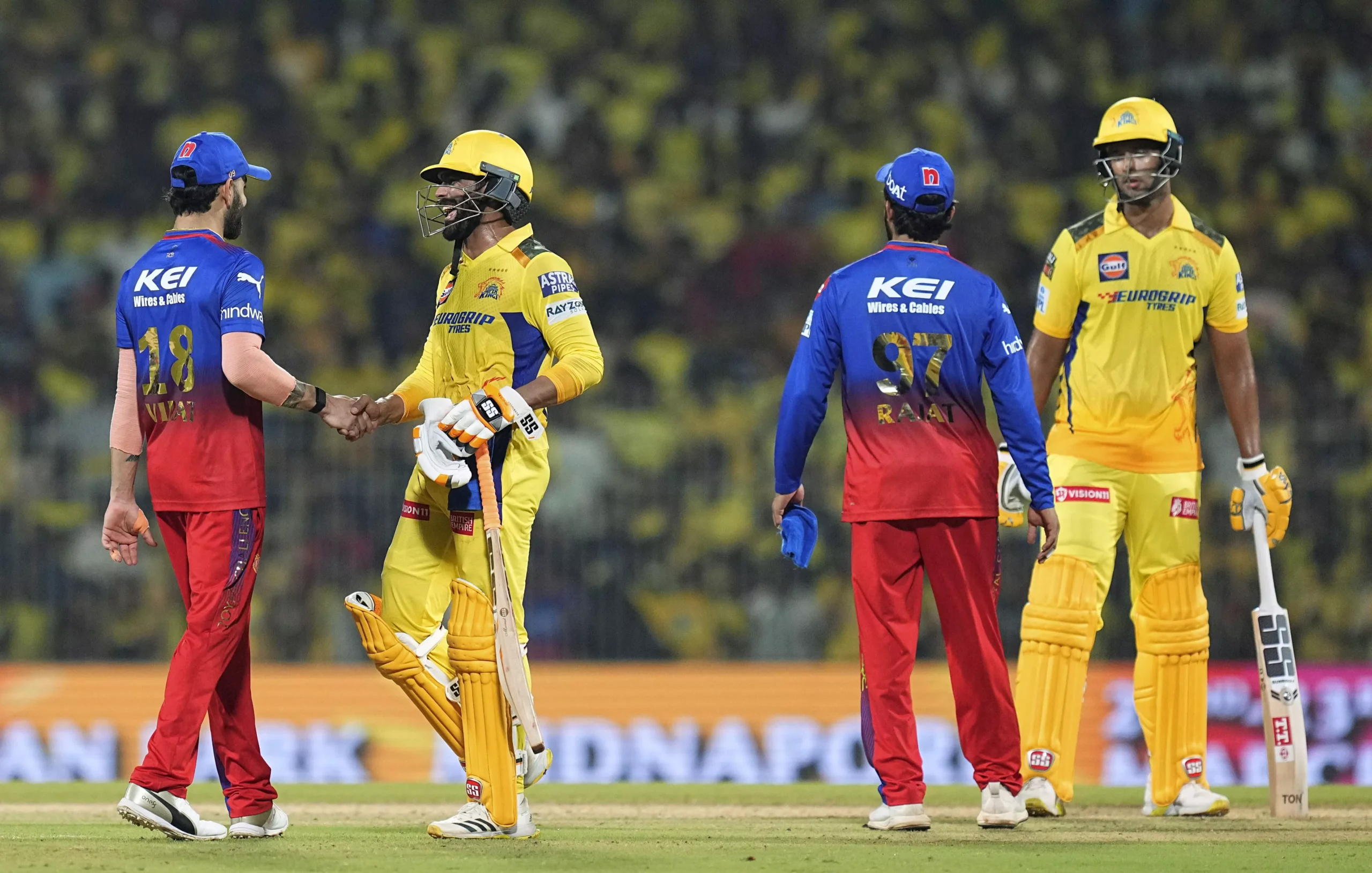 சிஎஸ்கேவுக்கு எதிராக முதல் முறையாக…! ஜெயித்த கையோடு வரலாற்று சாதனை படைத்த ஆர்சிபி… அடேங்கப்பா இவ்வளவா..? வாய்ப்பிளக்கும் ரசிகர்கள்..!!