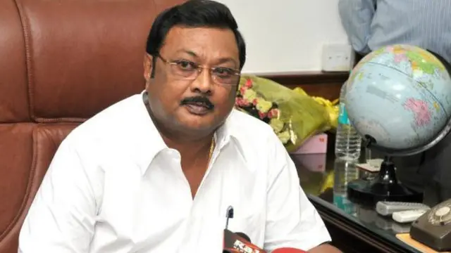 சிக்கிய முக்கிய ஆவணங்கள்….? அழகிரி மருமகன் வீட்டில் ஐடி அதிரடி…. தேர்தல் நேரத்தில் நடக்கும் பரபரப்பு ரெய்டு….!!