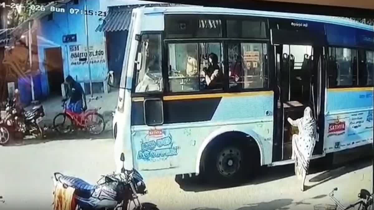 “வயசானவங்கன்னு கூட பார்க்கமாட்டீங்களா?” பேருந்து ஓட்டுநரின் அலட்சியம்…. படிக்கட்டில் இருந்து விழுந்து மூதாட்டி பலி…. வைரலாகும் வீடியோ….!!