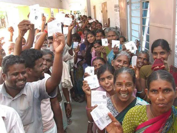 1 மணி நிலவரம்: 56.81% வாக்குகள் பதிவு – தெறிக்கும் தமிழ்நாடு…. 3.25 கோடி மக்கள் ஓட்டுப் போட்டு மாஸ் காட்டியிருக்காங்க….!!