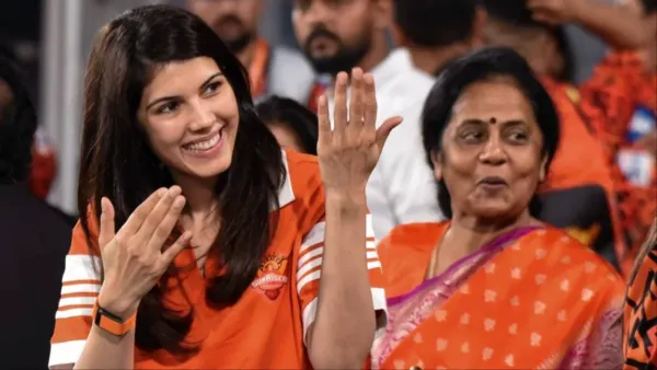 காவ்யா மாறனுக்கே ரோஸ்-ஆ..? “அதுவும் மைதானத்தில் வைத்து அபூர்வ நீல கலர் பூ”… இத கொடுத்தது யாருப்பா…? ஐபிஎல் மேட்சில் சுவாரஸ்யம்… வீடியோ வைரல்.!