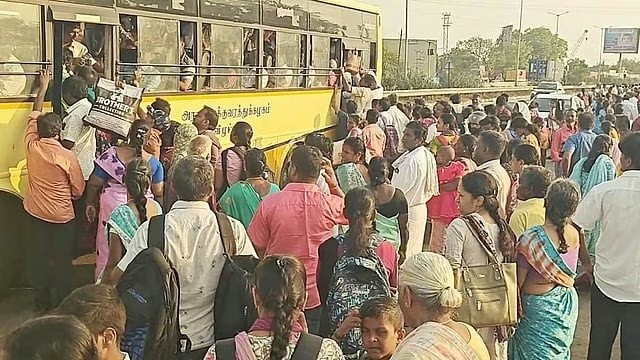 விடிய விடிய பேருந்துக்காக காத்திருக்கும் மக்கள்…! “கிளாம்பாக்கத்தில் பயணிகள் கடும் அவதி”… போக்குவரத்து அதிகாரிகள் பரபரப்பு விளக்கம்…!!!