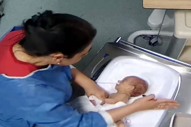 “எம்மா…. பிறந்த பச்சை குழந்தைய இப்படி அடிக்கிறியே” நர்ஸ் செய்த கொடூர செயல்…. வைரல் வீடியோவால் கொந்தளிக்கும் நெட்டிசன்கள்….!!